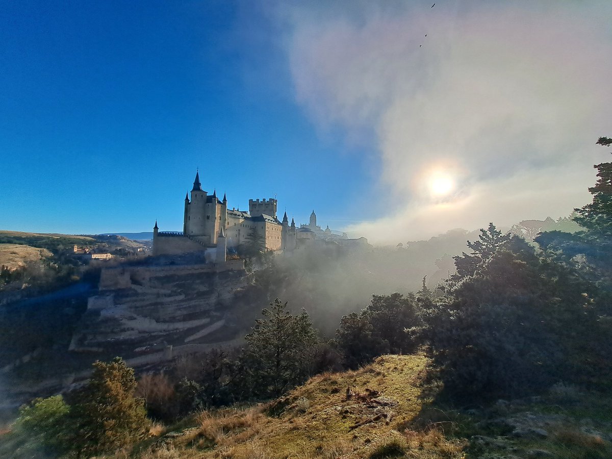 JesusGlezSg's tweet photo. @A3Noticias @tiempobrasero El despertar del Alcázar y Catedral de Segovia desprendiéndose de su manta de niebla https://t.co/nsCsGYLZKz