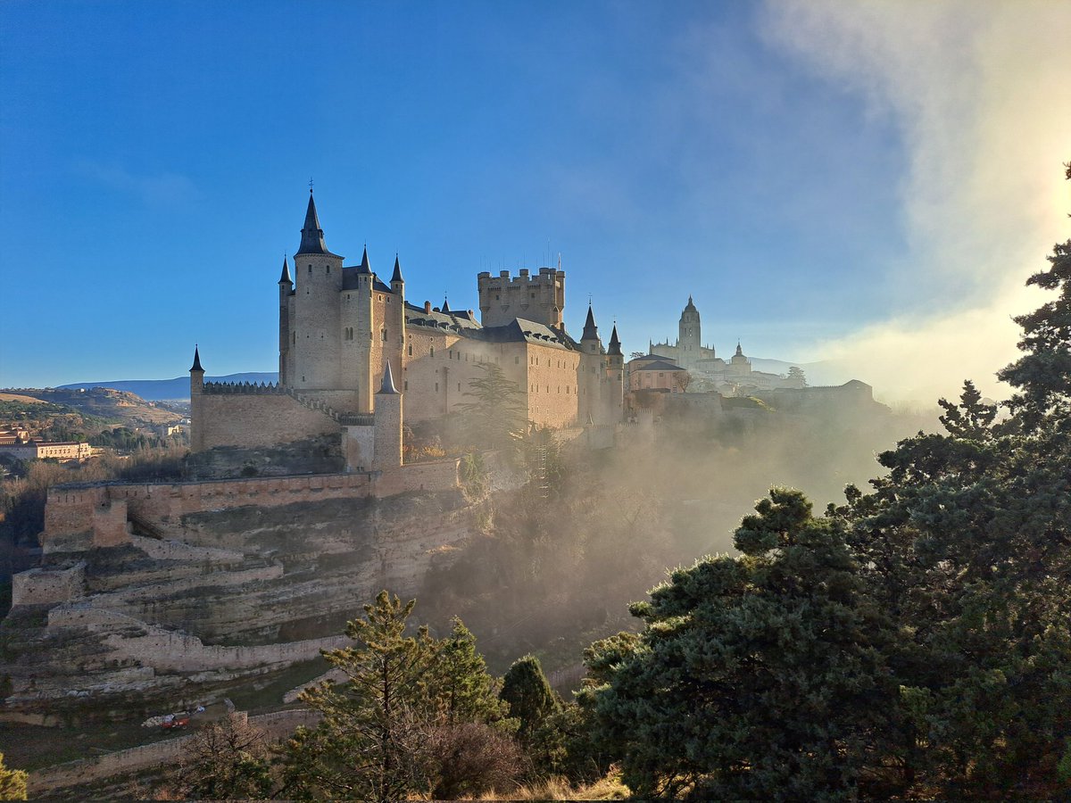 JesusGlezSg's tweet photo. @A3Noticias @tiempobrasero El despertar del Alcázar y Catedral de Segovia desprendiéndose de su manta de niebla https://t.co/nsCsGYLZKz