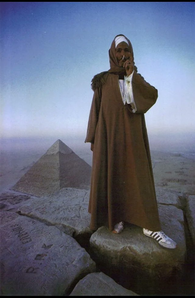historyinmemes's tweet image. Egyptian man smoking at the top of the Pyramid of Giza, Egypt, 1981.