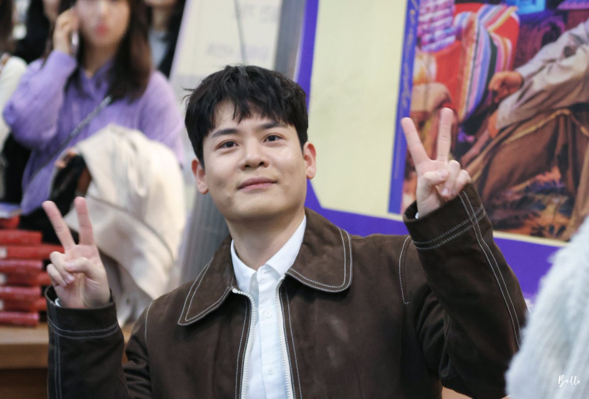 <음악에 머문 시선> 출간기념 저자 사인회 24.12.21  
#유채훈