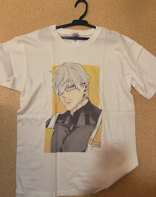 2年前に自分の絵を印刷して作ったパーシヴァルのtシャツ出てきた今まで忘れてたわ何で眼鏡にしたんだろう 