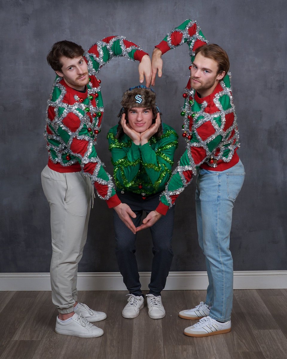 SeattleKraken's tweet photo. merry christmas, kraken crew 🎄🎁🎊 

enjoy our gift to you - a 🧵 https://t.co/p1Sf4IF23r