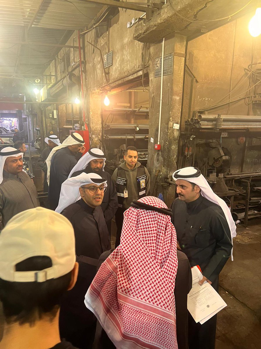 الوزير المشاري يواصل جولاته الميدانية ويتفقد الشويخ الصناعية

قام معالي وزير الدولة لشئون البلدية ووزير الدولة لشئون الاسكان عبداللطيف حامد المشاري بجولة تفقدية على منطقة الشويخ الصناعية بحضور قيادي البلدية في محافظة العاصمة تخللها رصد عدد من التجاوزات وتحرير المخالفات. 

تأتي