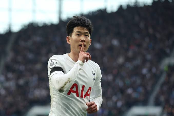 BayBeto_'s tweet photo. 🗣️Devrim Zengi:

“Bana gelen bilgi, Aziz Bey’in Ali Bey’e Heung Min Son ve Kevin De Bruyne isimlerini önereceği yönünde. Bu transferlerin gerçekleşmesi durumunda ücretin yarısını bizzat Aziz Bey karşılayacak.” https://t.co/ScLwMb2uy5