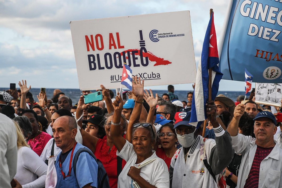 The US media is always quick to report on protests in #Cuba, but here's something you'll rarely see reported on: hundreds of thousands of Cubans in the streets demanding an end to the US blockade. Images from a huge match in Havana on Dec. 20.