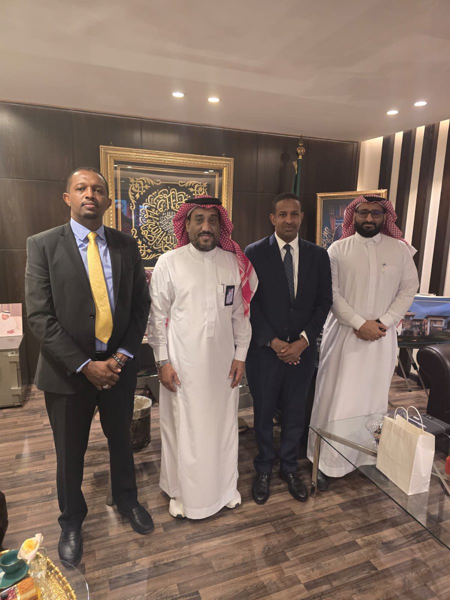 تشرفت شركة جيهان للموارد البشرية اليوم بزيارة سعادة القنصل العام لجمهورية كينيا بجدة، السيد عدن محمود محمد، بحضور رئيس مجلس الإدارة الأستاذ حازم اللحياني. تم خلال اللقاء بحث سبل تعزيز التعاون في مجال الكوادر البشرية وتطوير الشراكات الدولية. خالص الشكر لسعادته على زيارته، ولـ