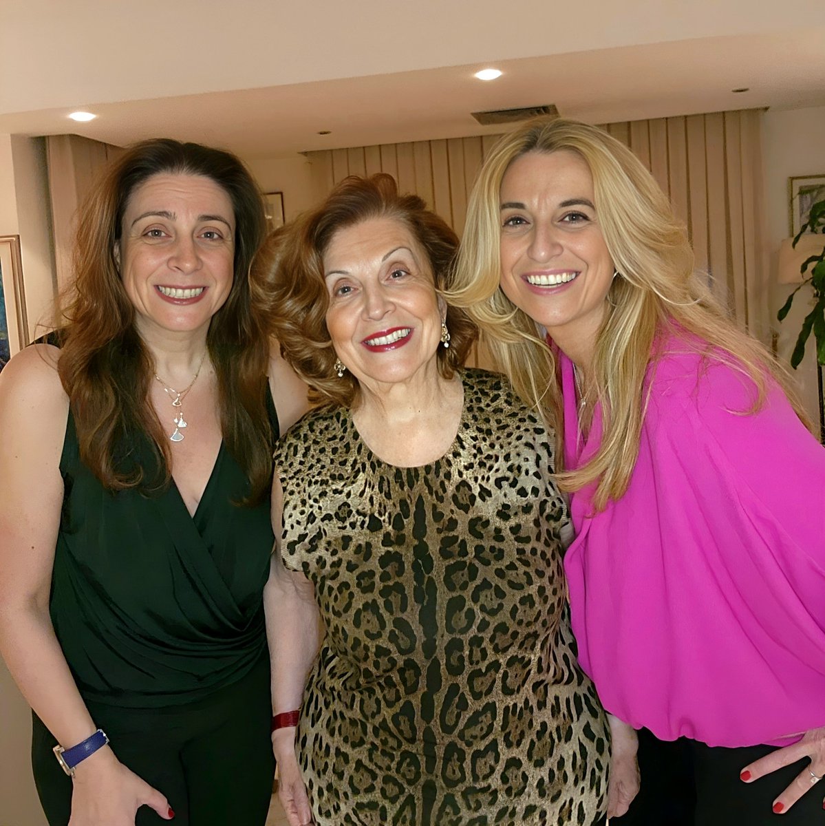 🎄✨️Merry Christmas ✨️🎄 

Family brings us back to what matters most.
This holiday season, let’s take a moment to appreciate the connections that ground us and the moments that make life meaningful. 

Wishing you a Christmas filled with warmth and gratitude ✨️🎄