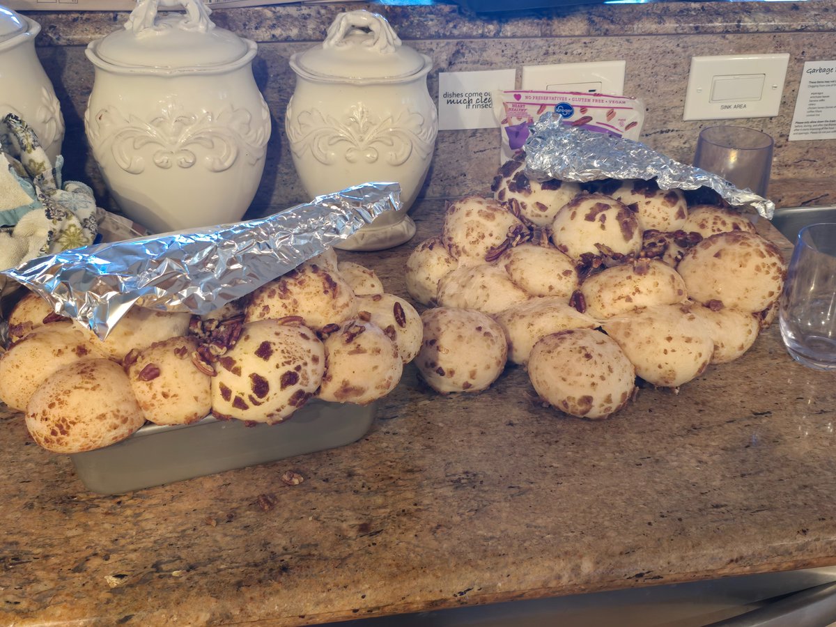 CaptPamsVoice's tweet photo. @BridgfordFoods Have to show you what my monkey bread turned out like Christmas morning when I couldn't find Bridgford rolls in Evergreen,  CO!  It's now officially Gorilla bread! https://t.co/NTM31PAdtc