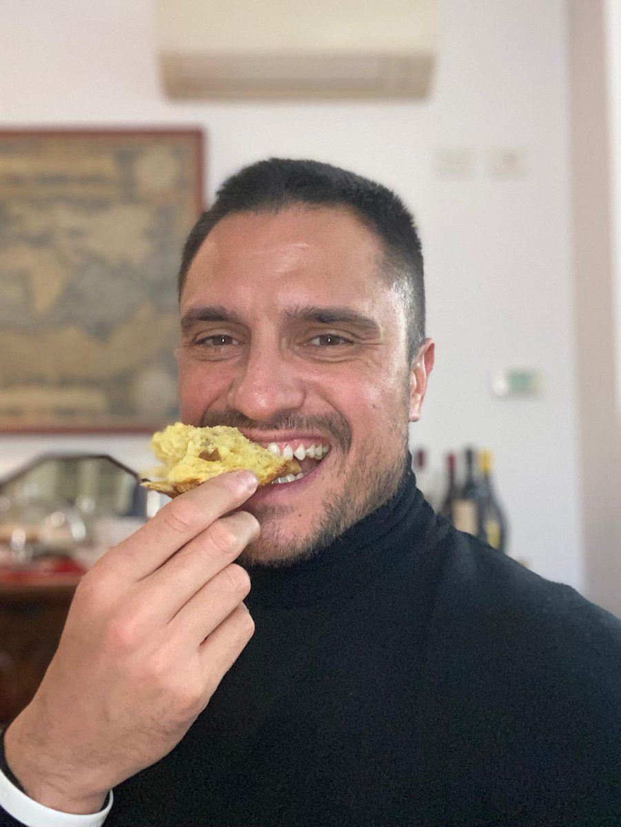 Magiare il panettone da allenatore ha un gusto diverso.

#MerryChristmas #Natale #football