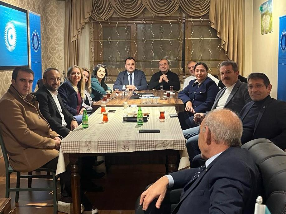 halilkocoglualp's tweet photo. Dedem #KorkutAta’yı geleceğimiz olan gençlere anlatmaya, tanıtmaya, Âtimizle yaşatmaya devam ediyoruz. Bu yıl #Nisan ayında 3. sünü düzenleyeceğimiz #DedeKorkut programımız için organizasyon komitesi olarak bir araya geldik.
Tüm katılımcılarımıza ve nazik ev sahipliği için Sn. @UnalYasaroglu başkanımıza teşekkür ediyorum..