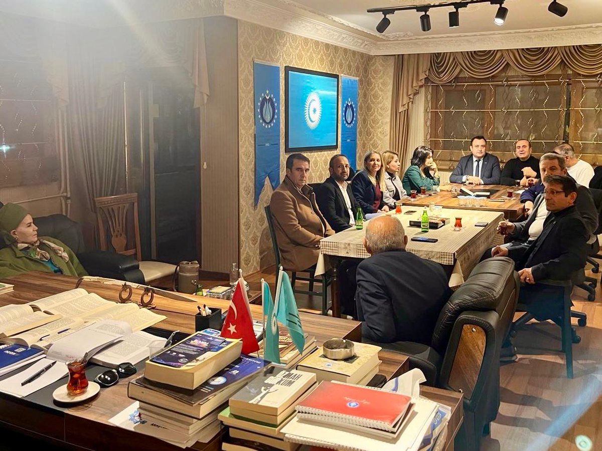 halilkocoglualp's tweet photo. Dedem #KorkutAta’yı geleceğimiz olan gençlere anlatmaya, tanıtmaya, Âtimizle yaşatmaya devam ediyoruz. Bu yıl #Nisan ayında 3. sünü düzenleyeceğimiz #DedeKorkut programımız için organizasyon komitesi olarak bir araya geldik.
Tüm katılımcılarımıza ve nazik ev sahipliği için Sn. @UnalYasaroglu başkanımıza teşekkür ediyorum..