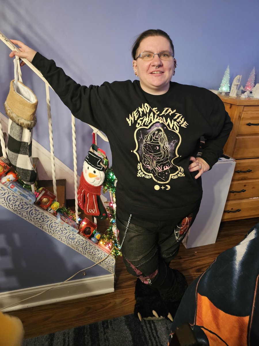 LunaFayedragon's tweet photo. @charlottedobre HUBBY moved in the shadows. I HAD NO IDEA he got this for me. It's so soft and warm I love it https://t.co/V2wWQfegc5