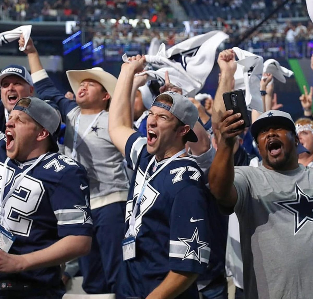 TotalProSports's tweet photo. Please don't make fun of children for believing in Santa.  I know grown men who still believe in the Dallas Cowboys. https://t.co/GYzMtpajcr