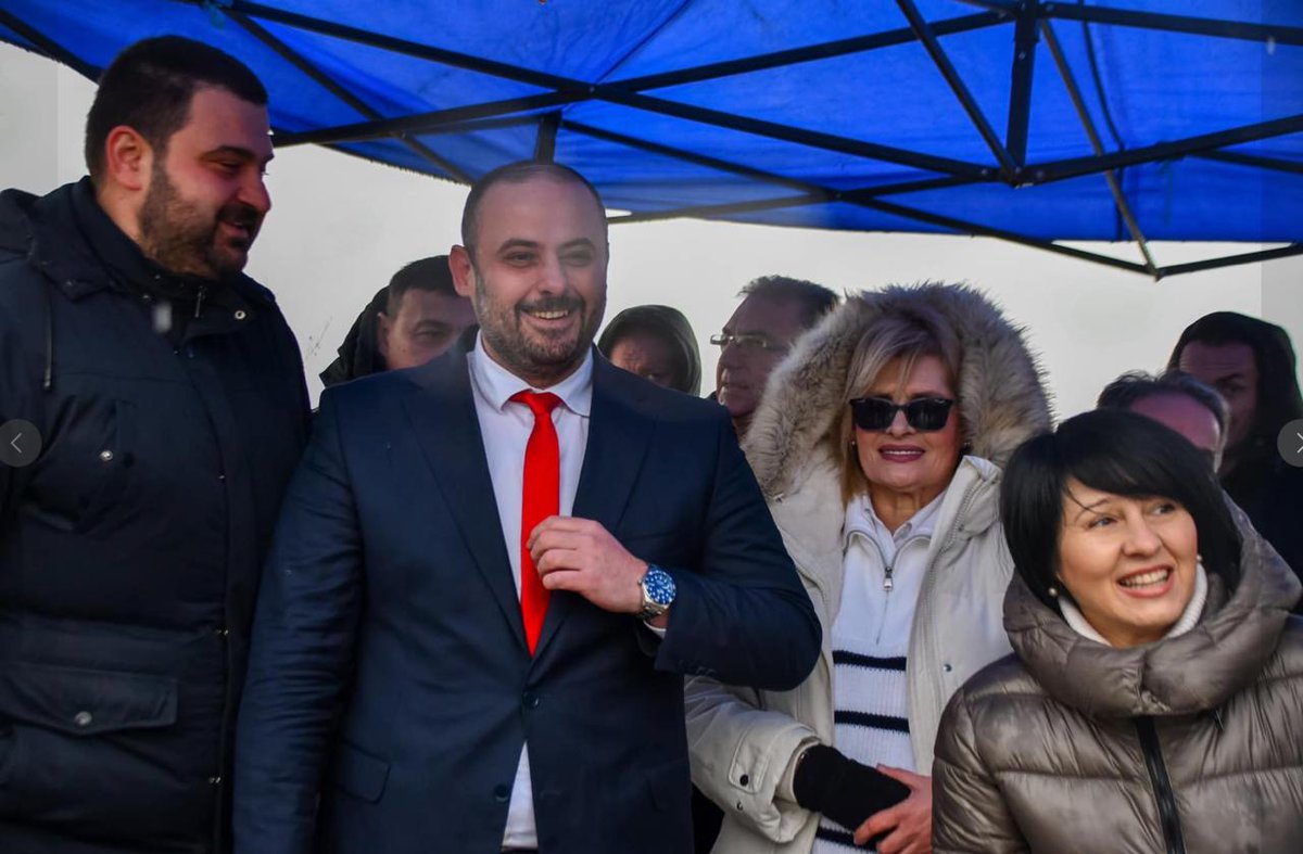 UcitelkataMila's tweet photo. Орце за парите што ги трошиш за скапи Ролекси, боље ти е да си пресадиш коса подобар ефект ќе има. На сељак од Драчево, Ролекс не иде. https://t.co/yl9ztFRbvr