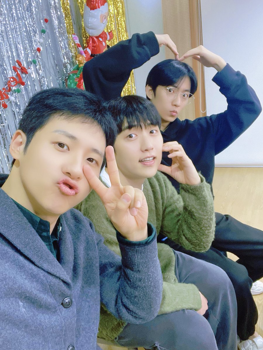 _B1A4OFFICIAL's tweet photo. [#B1A4Story] Christmas LIVE 📸

바나와 비원에이포가 함께해서 더욱 행복했던 크리스마스☃️🎄🤍 오늘도 바세최 비세최❤

#B1A4 https://t.co/GmDSwLFIvu