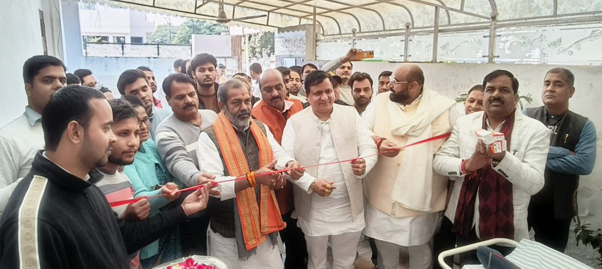 PSsena's tweet photo. #मेरठ। श्रद्धेय अटल बिहारी वाजपेयी जी की 100वीं जयंती के अवसर पर "सुशासन दिवस" के रूप में रक्तदान कार्यक्रम में मुख्य अतिथि के रूप में श्री @sunilbharala जी ने उनके चित्र के सम्मुख पुष्प अर्पित कर शुभारंभ किया। दर्जनों कार्यकर्ताओं ने रक्तदान कर उनको श्रद्धांजलि अर्पित की । https://t.co/GB4dbWDCE6