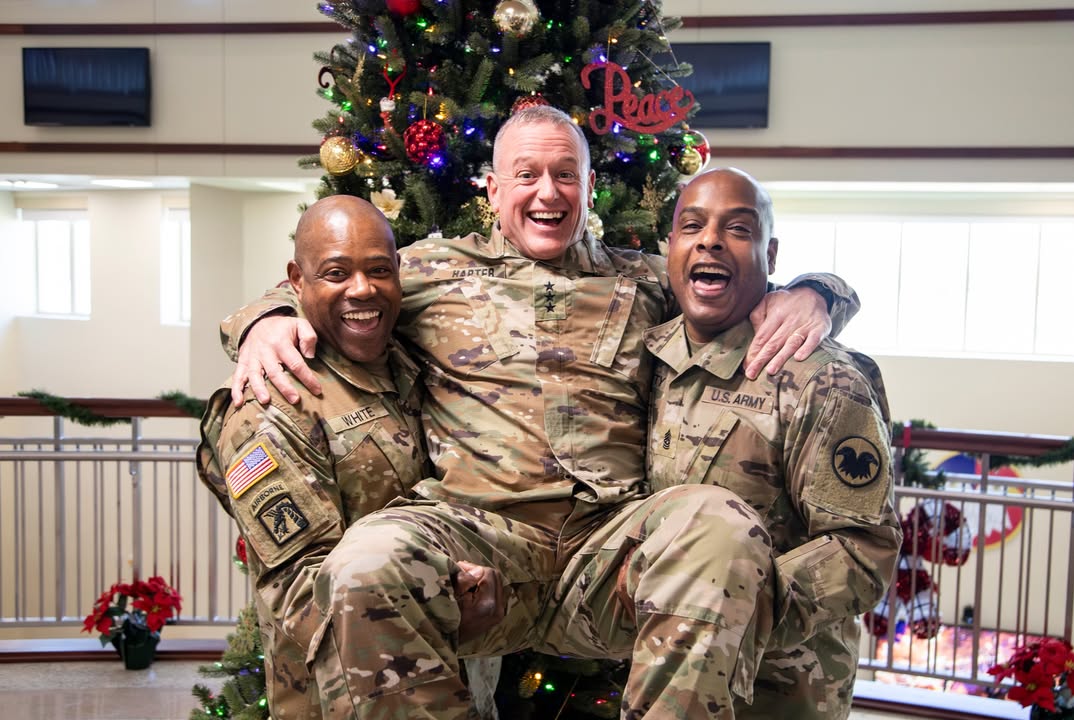 USArmyReserve's tweet photo. Happy Holidays and Merry Christmas from the U.S. Army Reserve command team. Have a wonderful Holiday season. ✨ https://t.co/ezaBS2xLXP