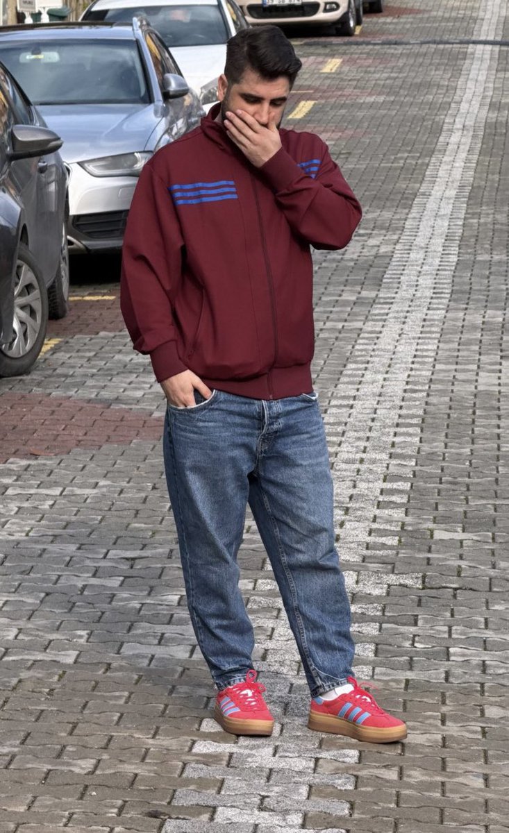 ilk bulusmada su kombinle kizi 3 saat bekledikten sonra niye gelmedigini dusunurken