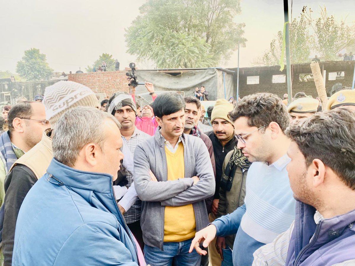 कोटपूतली के कीरतपुरा गांव में मासूम बिटिया चेतना के बोरवेल में गिरने की दुखद घटना ने सभी को व्यथित कर दिया है। 
मैंने मोके पर पहुचकर सभी प्रशासनिक अधिकारियो व SDRF, NDRF टीम से जानकारी लीं हैं, बहुत सी अनियमिततायें व लापरवाही नजर आ रही हैं, सभी को जनभावना का ध्यान रखते हुए तत्काल