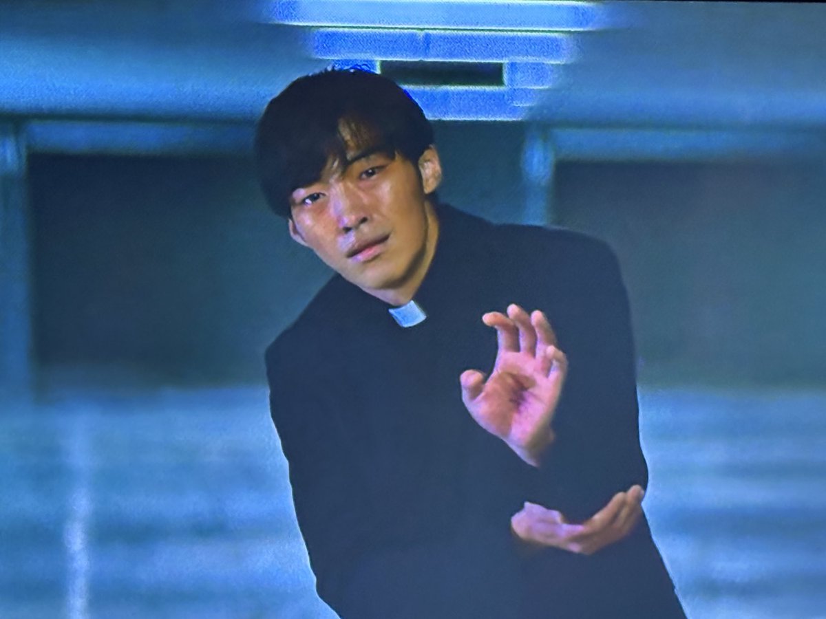 StJaneen's tweet image. Great special effects story line acting make the #2019 #KDRAMA’s #TheDivineFury a better than average #exorcism #possession movie #WooDoHwan is 1 badass #demon while #ParkSeoJoon plays a #nonbeliever finding his way back on @PrimeVideo #HorrorMovies #exorcist #kdrama