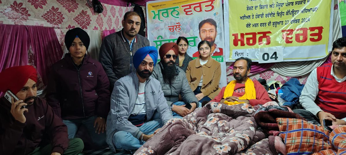 SushilAngural's tweet photo. @AAPPunjab @AroraAmanSunam @mlasherykalsi Computer teacher jony single is also sitting on Maran vart against false promise made by your party in Sangrur no App MLA or CM bothers to meet him in his hometown before DC office very shamefull https://t.co/hIPtHIagKm
