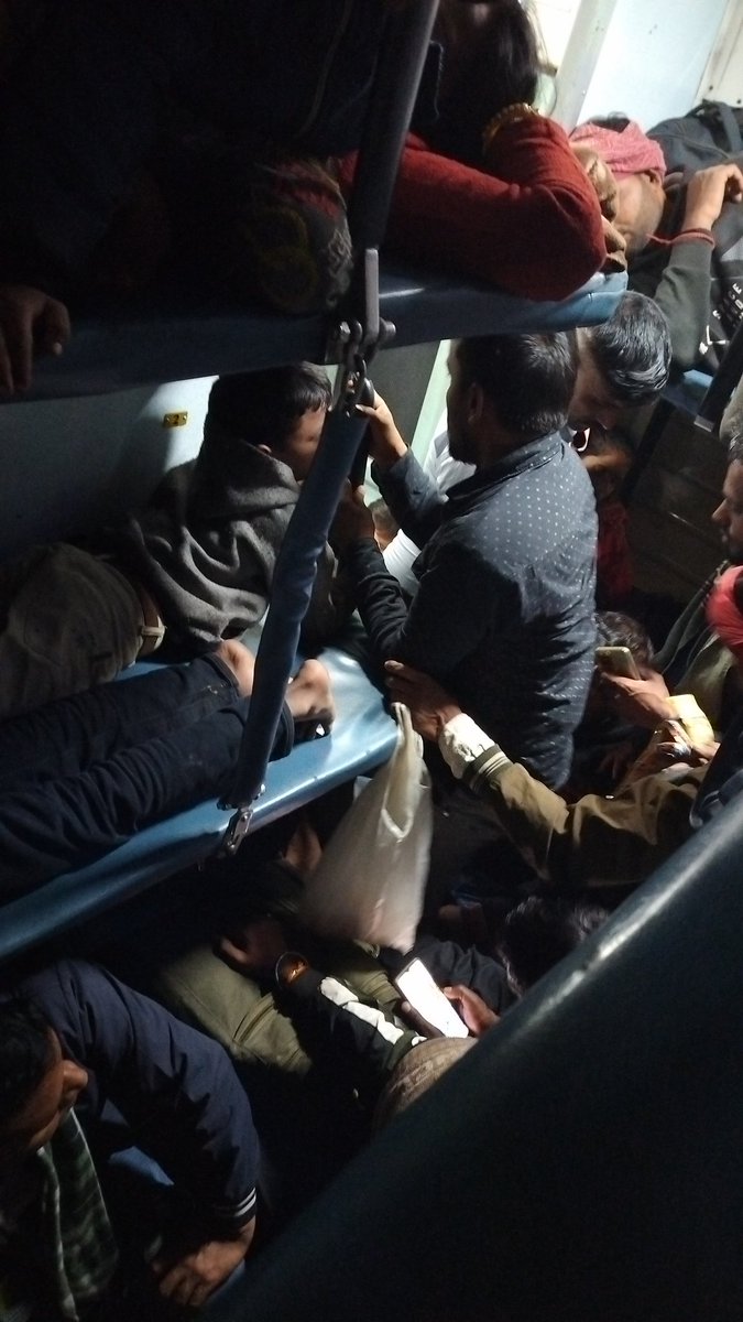Sourav__22's tweet photo. Rail bolta hai sleeper me Waiting List band hai lekin ye sab kya hai? @RailMinIndia #railwayindia #India https://t.co/mpsy6uiI0G