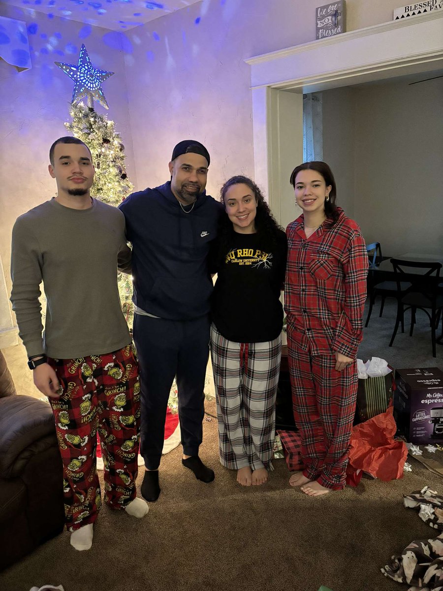 CoachJBass's tweet photo. Merry Christmas from the Bass' https://t.co/BZAfGE8uqF