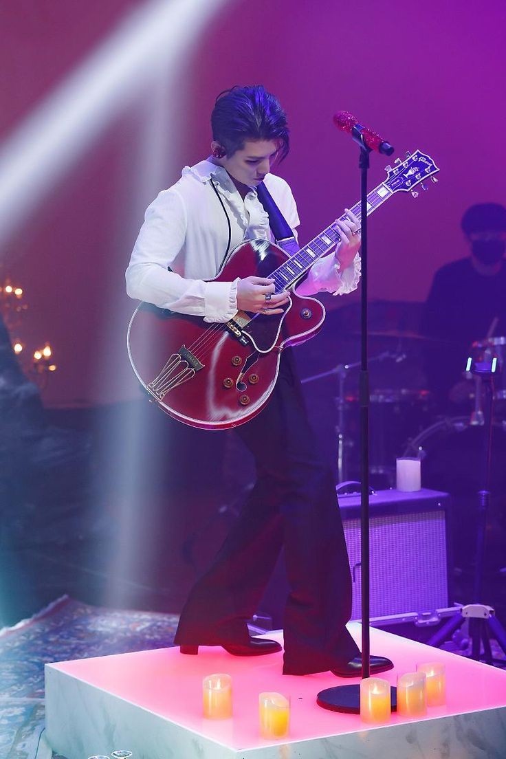 hoonieangel's tweet image. soonhoon prompt au

𝗦𝗼𝗼𝗻𝘆𝗼𝘂𝗻𝗴 itu ‘nerd’ yang pacaran sama 𝗝𝗶𝗵𝗼𝗼𝗻—si gitaris sekaligus vokalis band kampus. Mereka itu keliatan ‘mesra’ banget, padahal mereka ini ada di hubungan yang toxic.