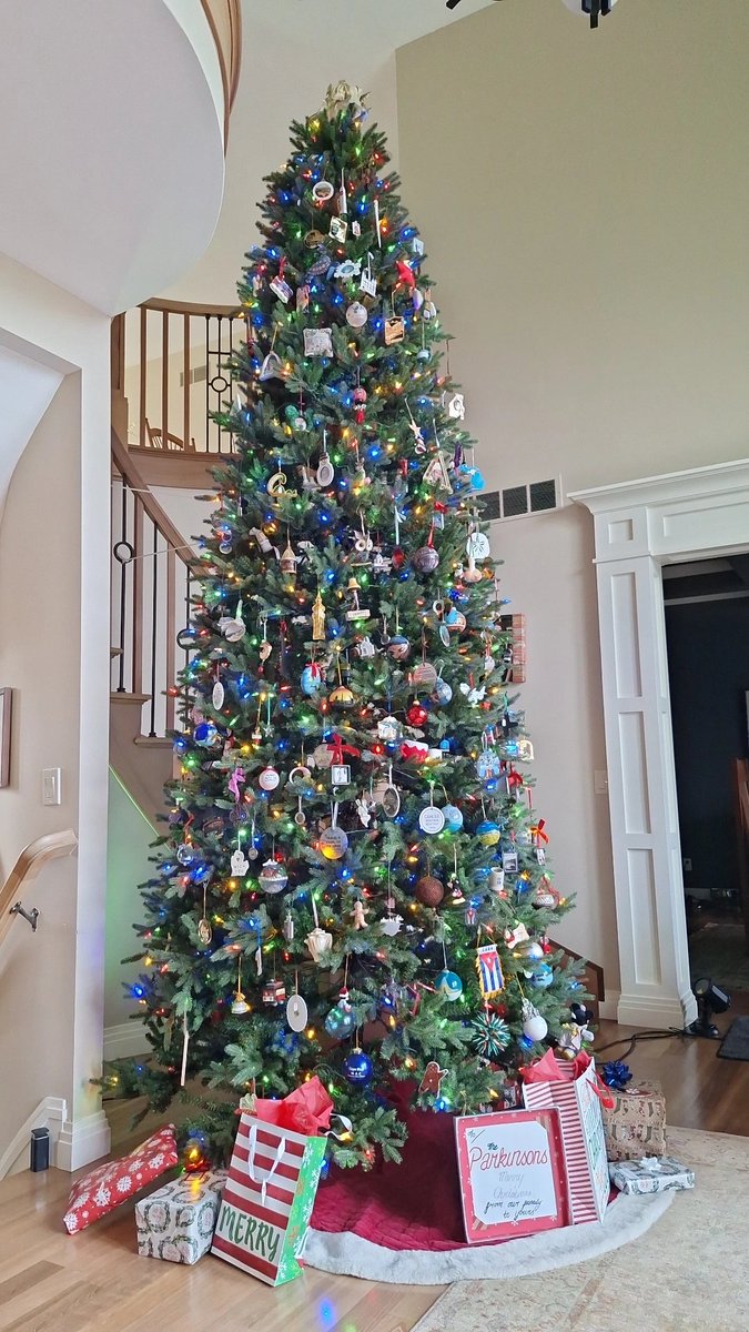 Happy Christmas everyone! Hope you have an amazing day with your loved ones 🎄🤍