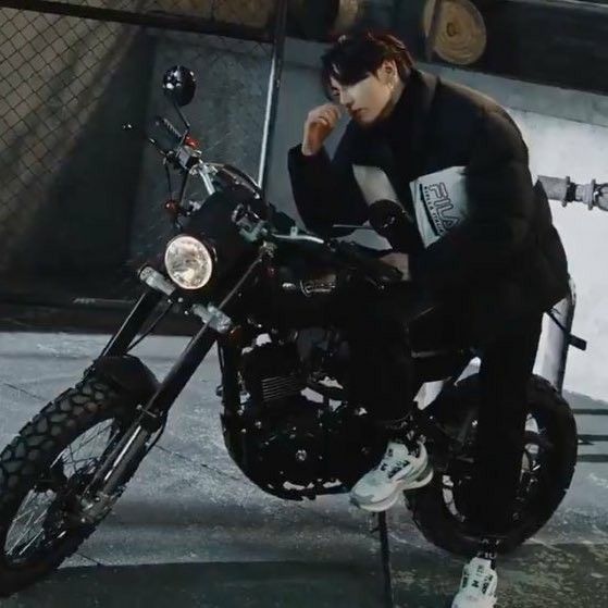 kookiefyy's tweet photo. #taekookau 

Alpha Jungkook wasn’t sure how his Saturday had turned into this: waiting outside Omega Taehyung’s house, holding a helmet in one hand and nervously fixing his hair with the other.

He muttered to himself. “It’s just dinner. With... a kid. And Tae. Totally normal.” https://t.co/eL3CzOvuRN