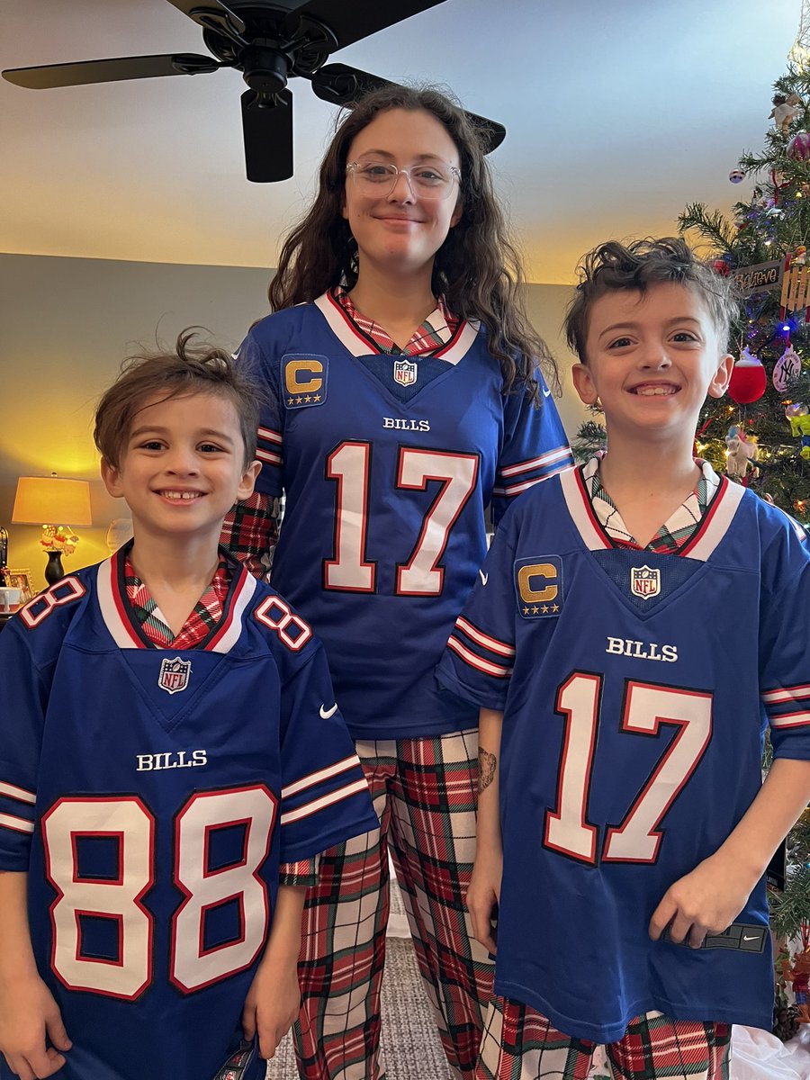 mdgallo's tweet photo. Well… they jumped when they saw them. Their favorite players.  
#GoBills @JoshAllenQB @dawson_knox @BuffaloBills https://t.co/kfK8o1cRgs