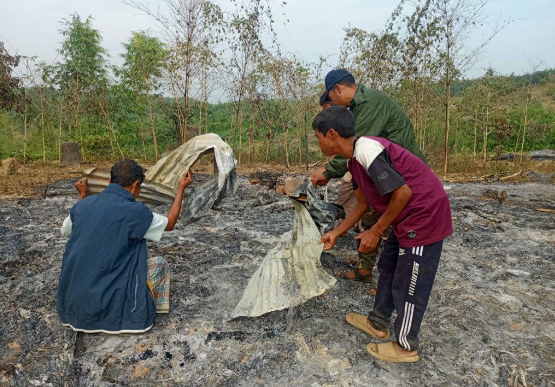 Jb21bh's tweet photo. See how the extremists of @BJI_Official and @bdbnp78 of @trahmanbnp have jointly torched 17 houses of Christians from #Tripuri tribal community on Christmas eve in Bandarban's Lama upazila in #Bangladesh.
#IslamicTerrorismInBangladesh https://t.co/L9rJmHTMUg