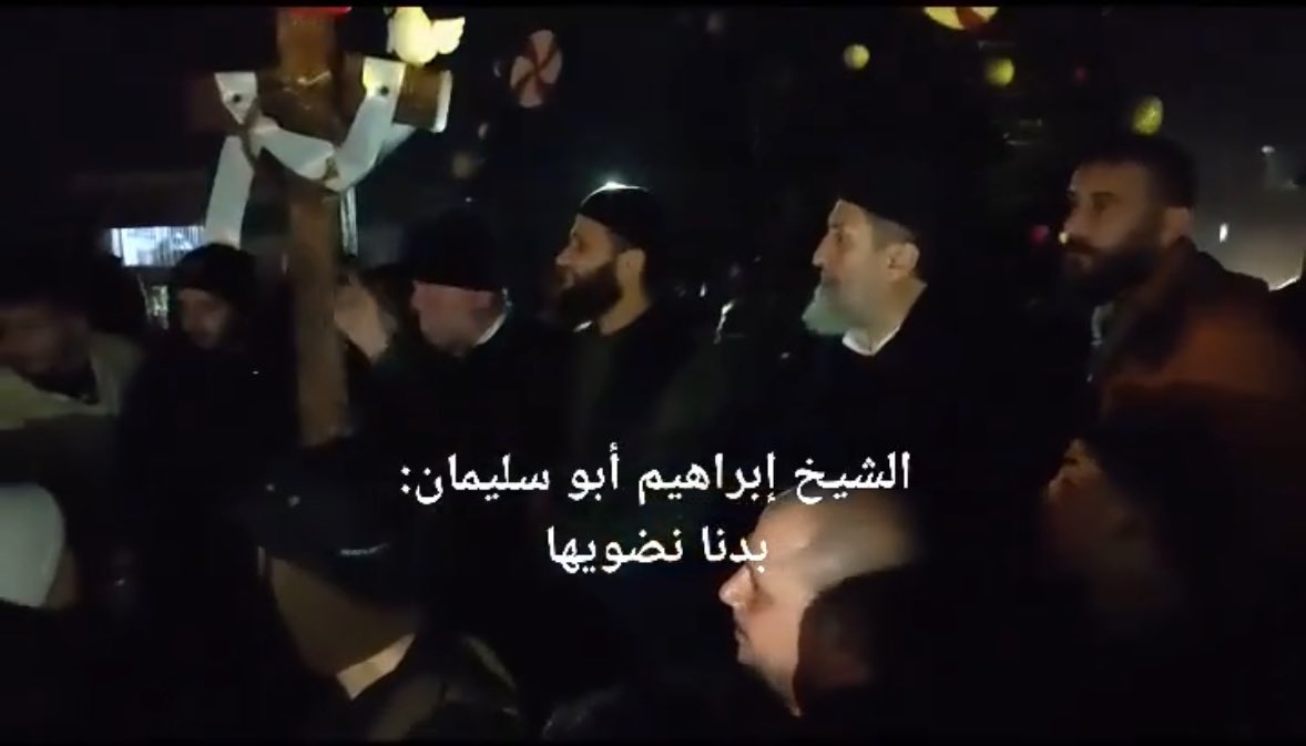 WisamHero's tweet image. الرجل الذي خاطب أهالي سقيلبية و رفع الصليب يمثلني في هذه المرحلة، و باعتقادي في عبر كثيرة نتعلمها من هذا الموقف:
الوضع الشاذ في سوريا حيث استأثرت أقلية واحدة على الدولة انتهى، و يجب أن يكون عنوان المرحلة القادمة هو استعادة الوضع الطبيعي للمجتمع السوري، حيث تلعب الأكثرية العربية…