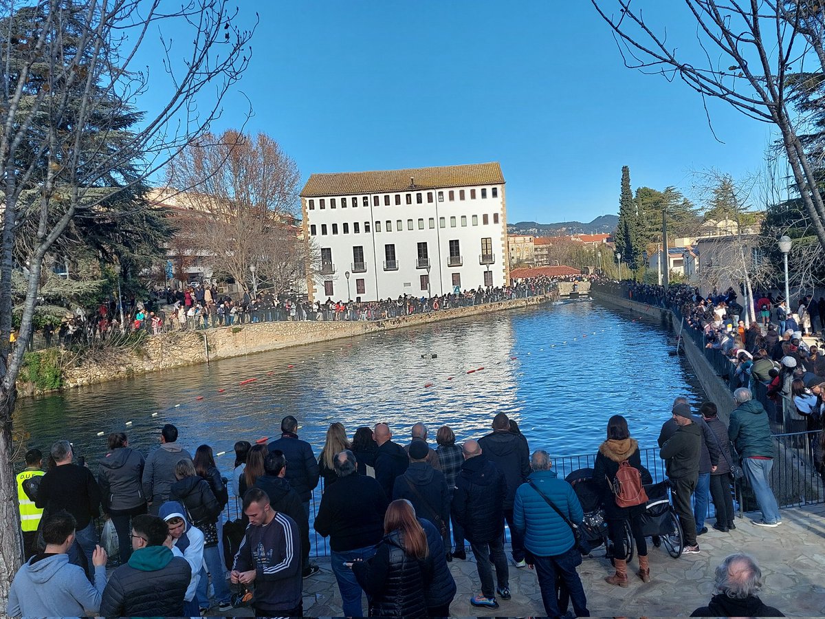 I una bassa ben plena d'aigua i públic per animar els més de 100 valents i valentes que avui fan la Travessa a la Bassa!