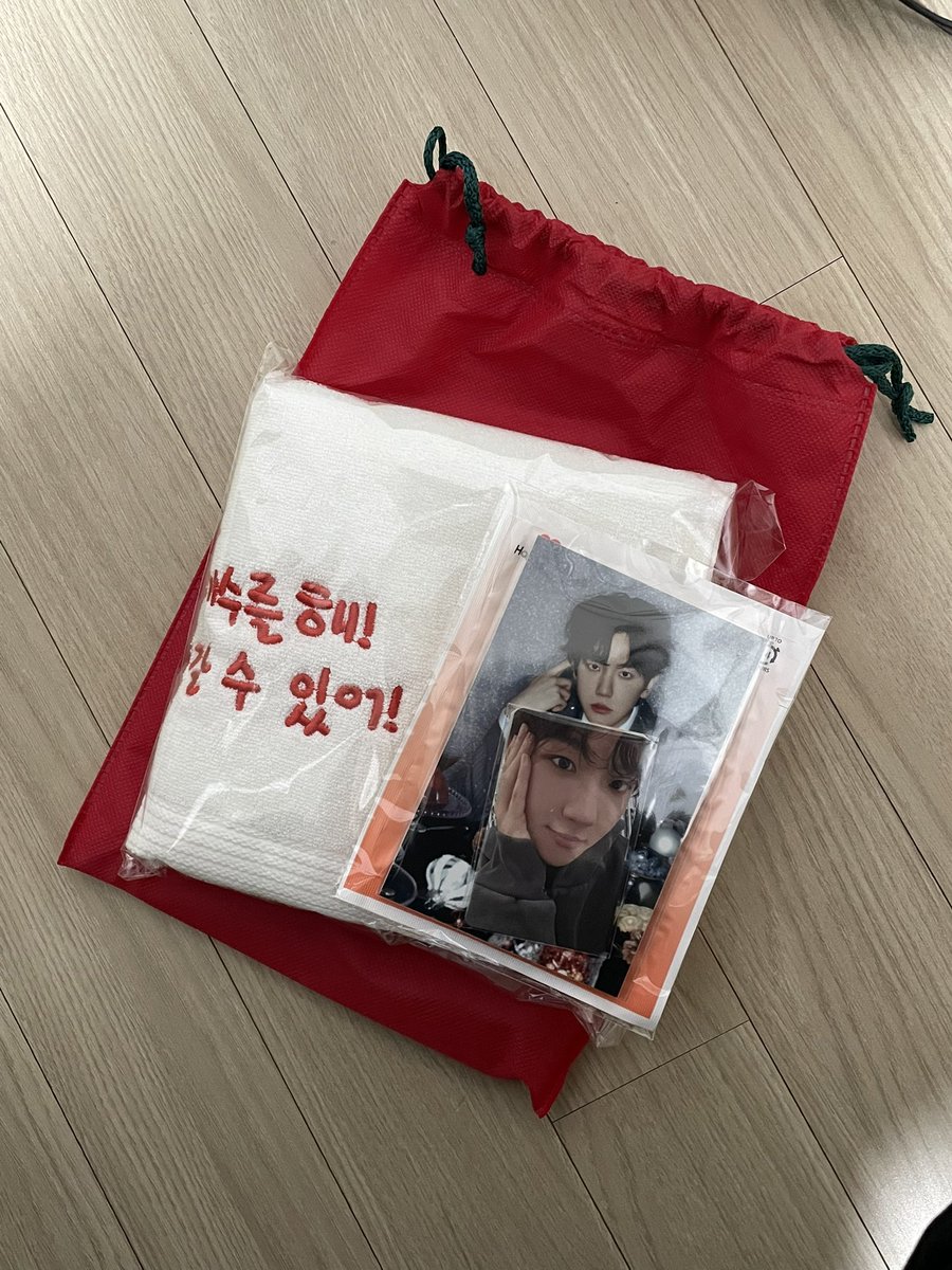 _100HUG's tweet photo. 12/22 백현 크리스마스 막콘 팬미팅 큥망진창 대환장파티 입장선물 양도해요 !! 풀셋입니다

3.0 + 배송비 별도 https://t.co/4GtU3T872V
