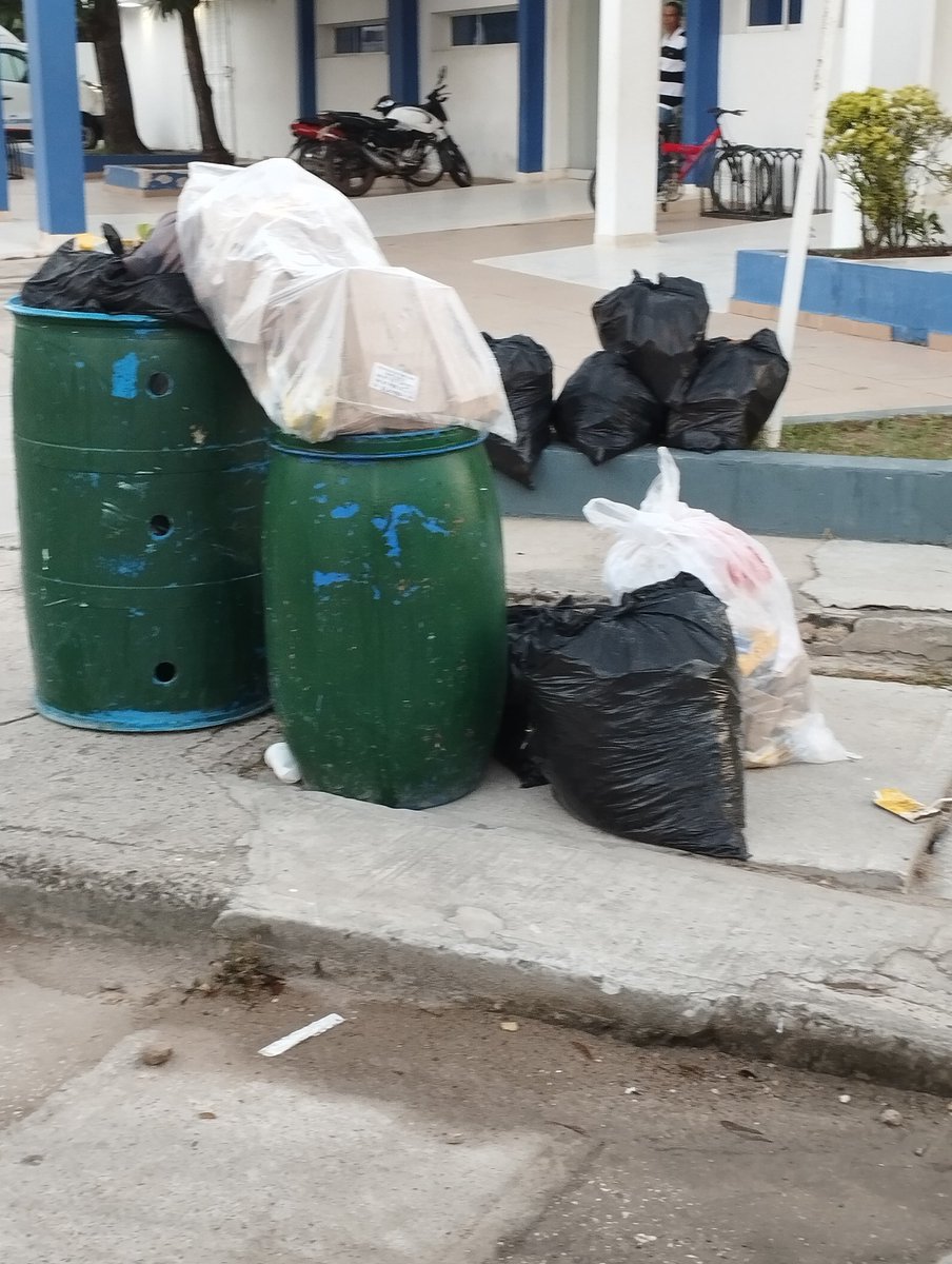 JDOspino's tweet photo. Felíz navidad le desea #InterAseo A Suan, Atlántico. Los demás sectores que reporten el regalo de esta empresa que no tiene supervisor a pesar que recibe subsidios de saneamiento básico. 👻👀🤡 6:25 AM del día de hoy siendo el día de recolección el 24/12/24 https://t.co/hvo8odl88x