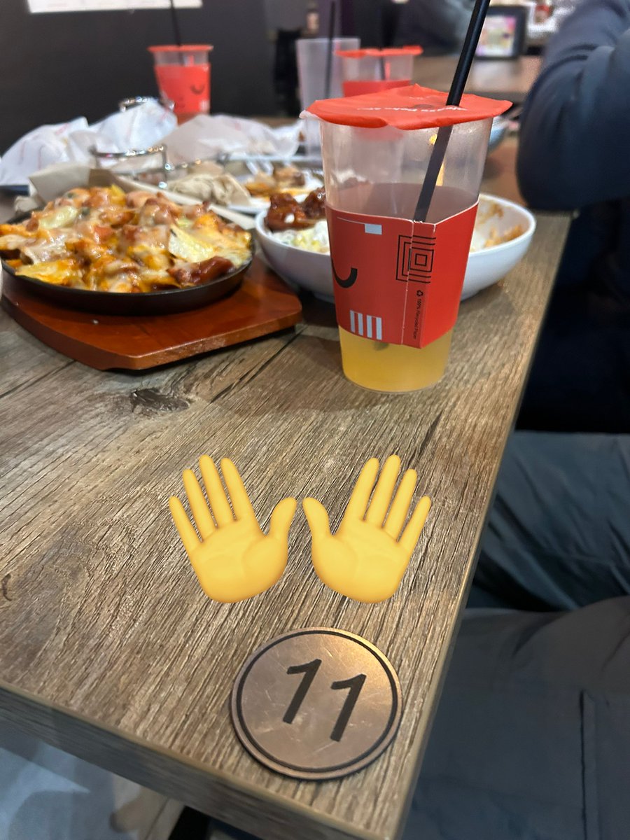 outofscopeout's tweet image. Most favorite desk !! 
That I go and eat every day since June 2024.

Guess why ??