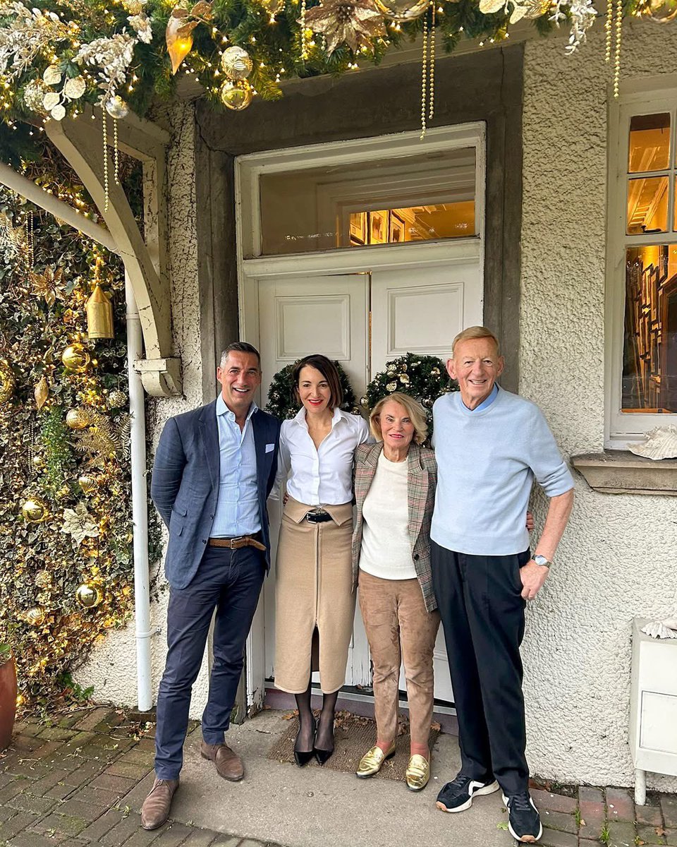 🎄 From our family to yours, we wish you all a very Merry Christmas!

#MakeItAGoldChristmas