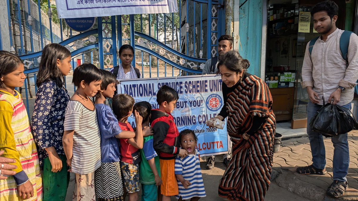 NssMorning's tweet photo. DATE- 24.12.2024
NSS unit, Bangabasi Morning College organized a heartwarming Christmas celebration, extending a gesture of kindness towards the city's underprivileged children. By distributing delectable cakes and fruits, the initiative aimed to bring joy on this festive season https://t.co/QziPi6OOzs