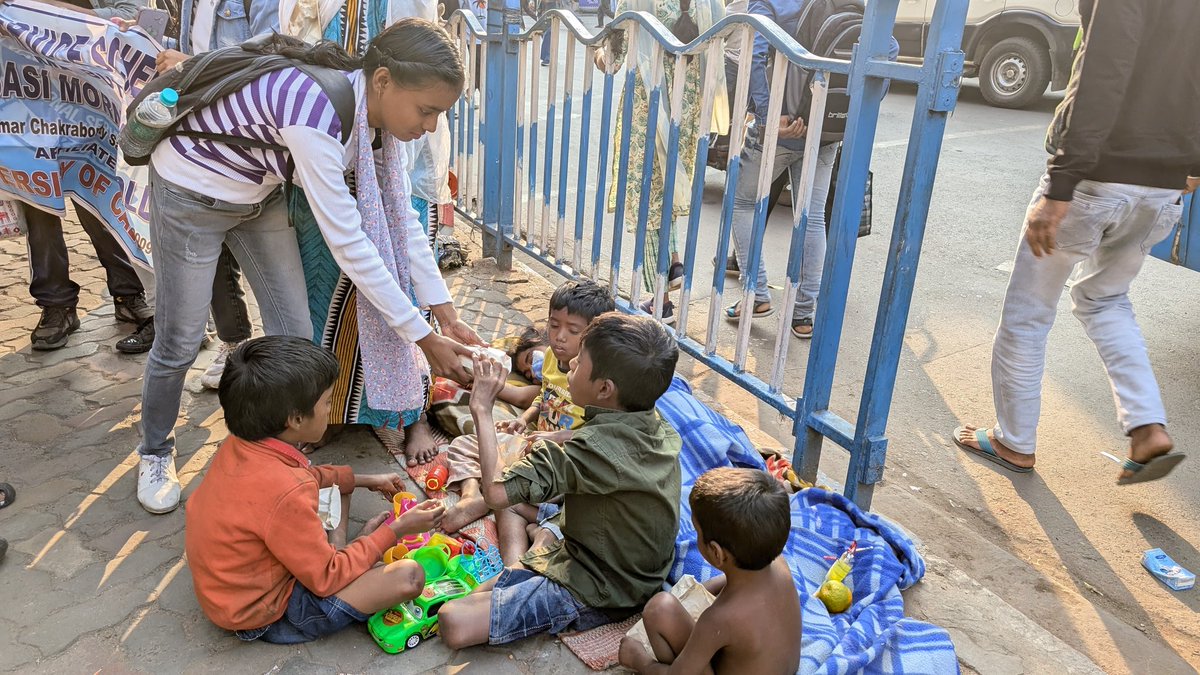 NssMorning's tweet photo. DATE- 24.12.2024
NSS unit, Bangabasi Morning College organized a heartwarming Christmas celebration, extending a gesture of kindness towards the city's underprivileged children. By distributing delectable cakes and fruits, the initiative aimed to bring joy on this festive season https://t.co/QziPi6OOzs