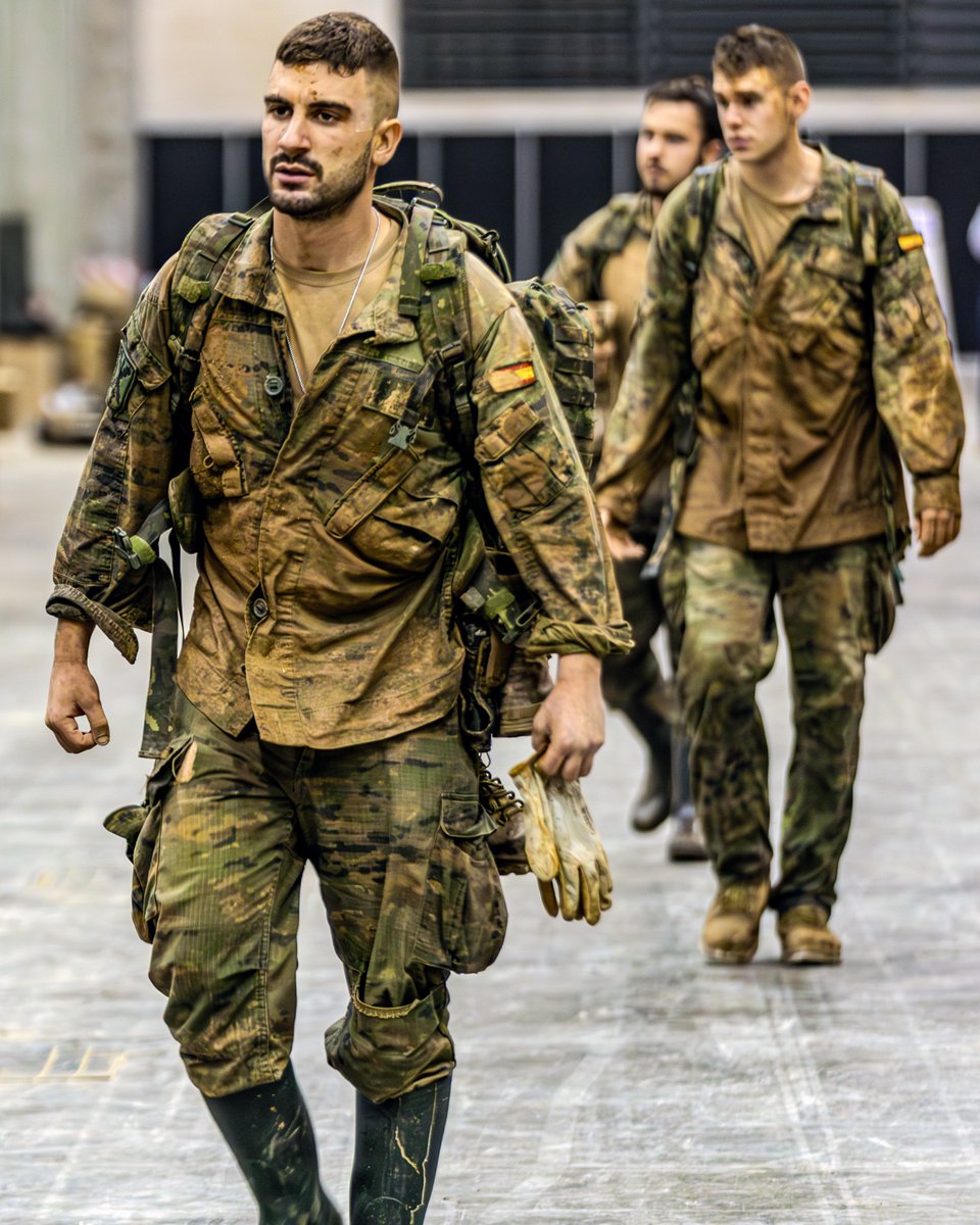 EjercitoTierra's tweet photo. Hoy, en un día donde las familias se reúnen para celebrar la #Navidad, muchos de nuestros #militares están lejos de casa, desplegados fuera de España o en #Valencia, sirviendo a nuestra Patria y a todos los españoles.
📣 Desde el #EjércitodeTierra, os invitamos a uniros a nosotros y dedicarles un minuto de vuestro tiempo a nuestros #soldados, enviándoles vuestro apoyo y felicitaciones en estas Fiestas.
"Por Navidad, vuestro apoyo es el mejor regalo". ¡Participa y escribe aquí tu felicitación!  👇
#SomostuEjército 🇪🇸  #FelizNavidad
📷 José Manuel Dueñas / Ejército de Tierra