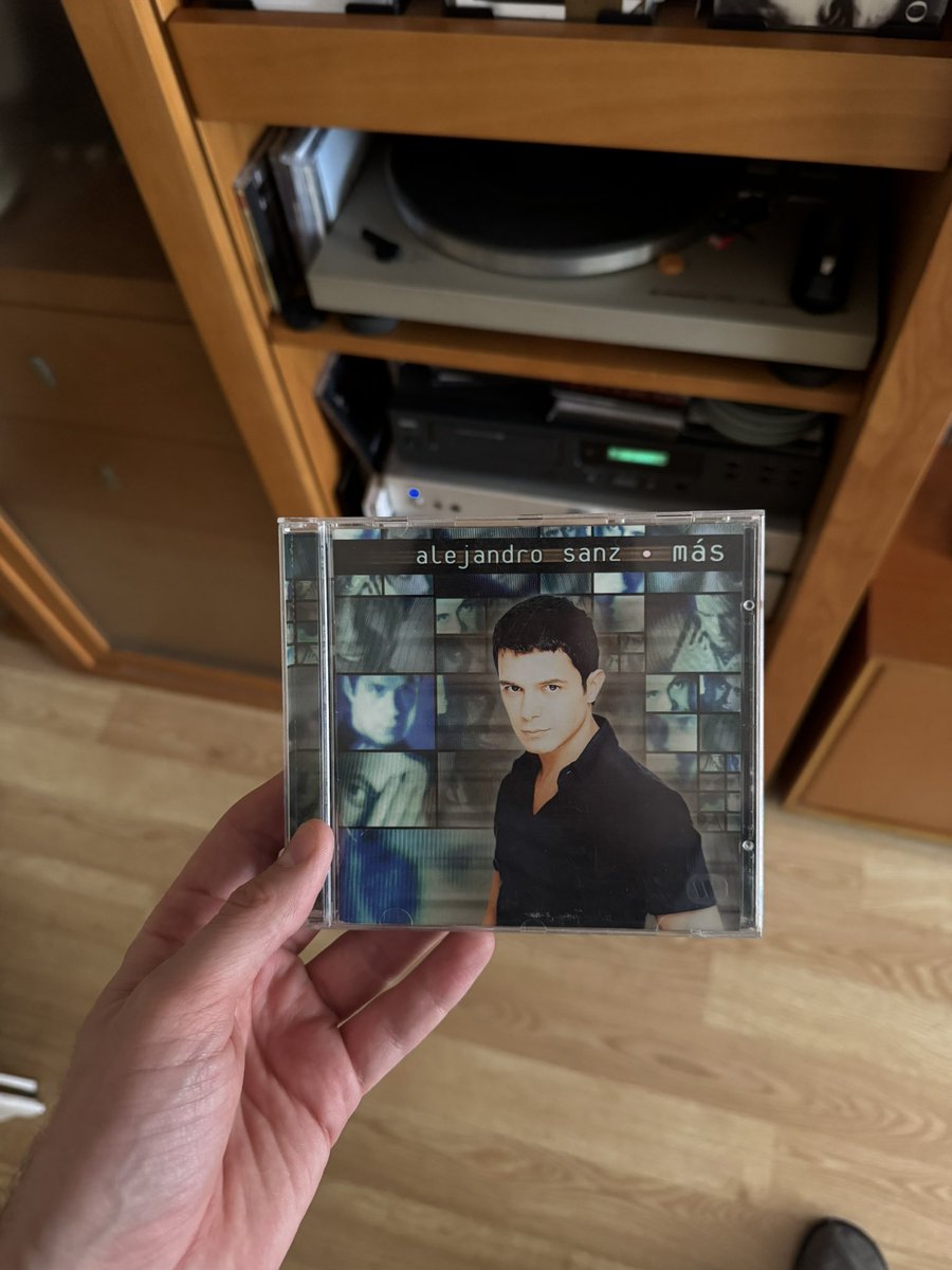 Me paso por aquí a reivindicar que este es el mejor disco jamás grabado en castellano. Y estoy dispuesto a pegarme con cualquiera antes de bajarme deL burro. Es PERFECTO.