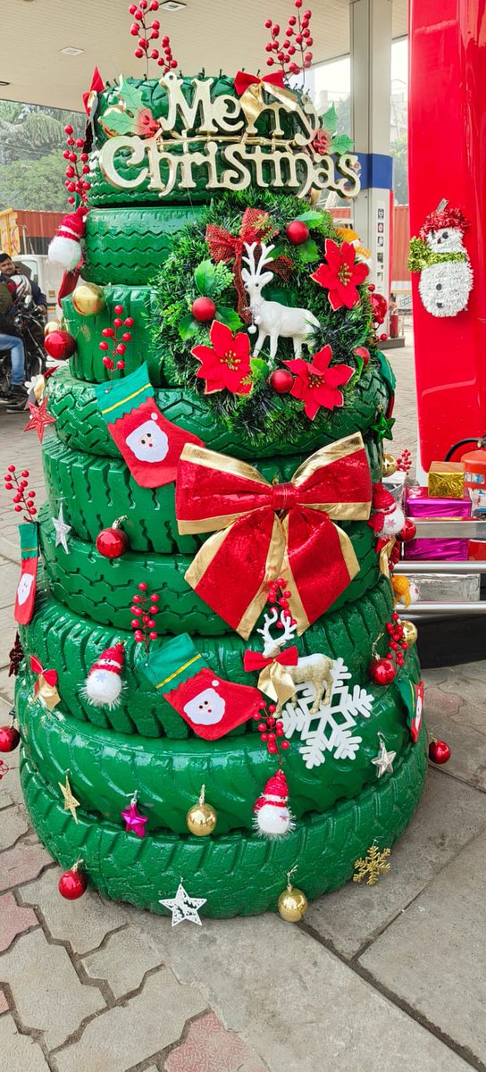 Hardik Batra (@hardik_hpcl) on Twitter photo Delhi South SA outlets celebrated Christmas with great enthusiasm! Customers were welcomed with chocolates and complimentary HP Paani bottles, spreading festive cheer and creating a joyous atmosphere. <a href="/HPCL/">Hindustan Petroleum Corporation Limited</a> <a href="/hpcl_retail/">Mera HP Pump</a> @NZ_HPCL_RETAIL <a href="/Rg03Goel/">Rajeev Goel</a> <a href="/Avinashhpcl/">Avinash Jain</a> <a href="/anju_misra/">Anju Jai Misra</a> Delhi South SA outlets celebrated Christmas with great enthusiasm! Customers were welcomed with chocolates and complimentary HP Paani bottles, spreading festive cheer and creating a joyous atmosphere. <a href="/HPCL/">Hindustan Petroleum Corporation Limited</a> <a href="/hpcl_retail/">Mera HP Pump</a> @NZ_HPCL_RETAIL <a href="/Rg03Goel/">Rajeev Goel</a> <a href="/Avinashhpcl/">Avinash Jain</a> <a href="/anju_misra/">Anju Jai Misra</a>