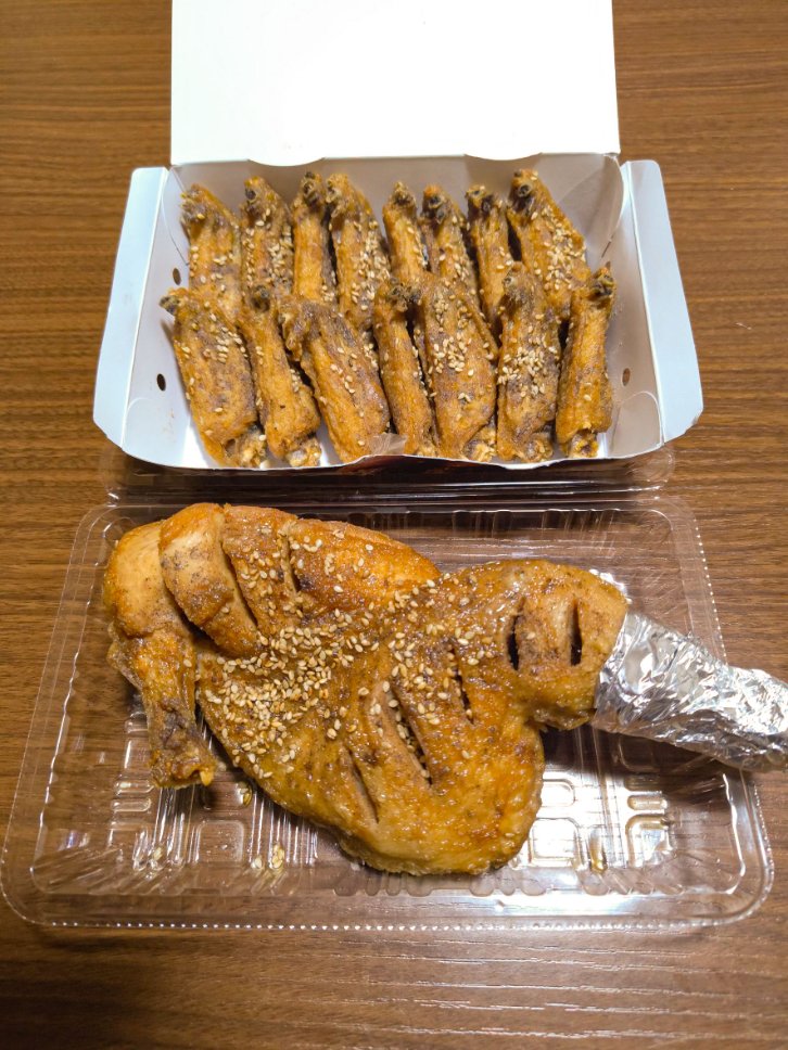 KAKE2's tweet photo. ターザン焼きが気になって買ってきてしまった・・・
店員さんに聞いたら「でかいです！とにかくでかいです！」って言われてびびりながら買ってきたらほんとにでかかった。手羽先15本よりでかい。そして味は風来坊の手羽先。おすすめ！
#風来坊 #クリスマスチキン #手羽先 #ターザン焼き https://t.co/f9YnDSIXGu