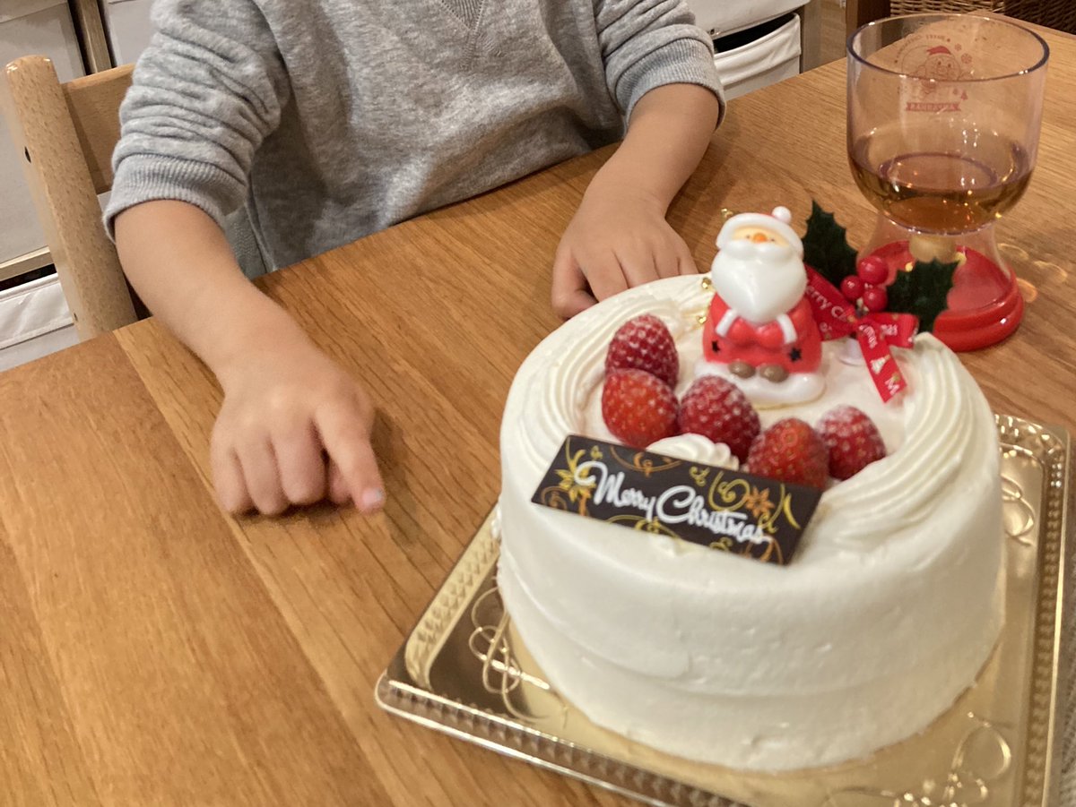 ebi7came's tweet image. 我が家の今年のクリスマスケーキ！@TreeOven さんの🎂
息子はまだクリスマスケーキを理解してなくて、「誰の誕生日？」って笑
箱に窓ついてるのかわいいし、内扉(？)の一言に嬉しくなる。
美味しゅうございましたॱ◌̥*⃝̣ ⋆