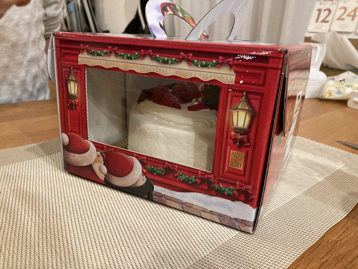ebi7came's tweet image. 我が家の今年のクリスマスケーキ！@TreeOven さんの🎂
息子はまだクリスマスケーキを理解してなくて、「誰の誕生日？」って笑
箱に窓ついてるのかわいいし、内扉(？)の一言に嬉しくなる。
美味しゅうございましたॱ◌̥*⃝̣ ⋆