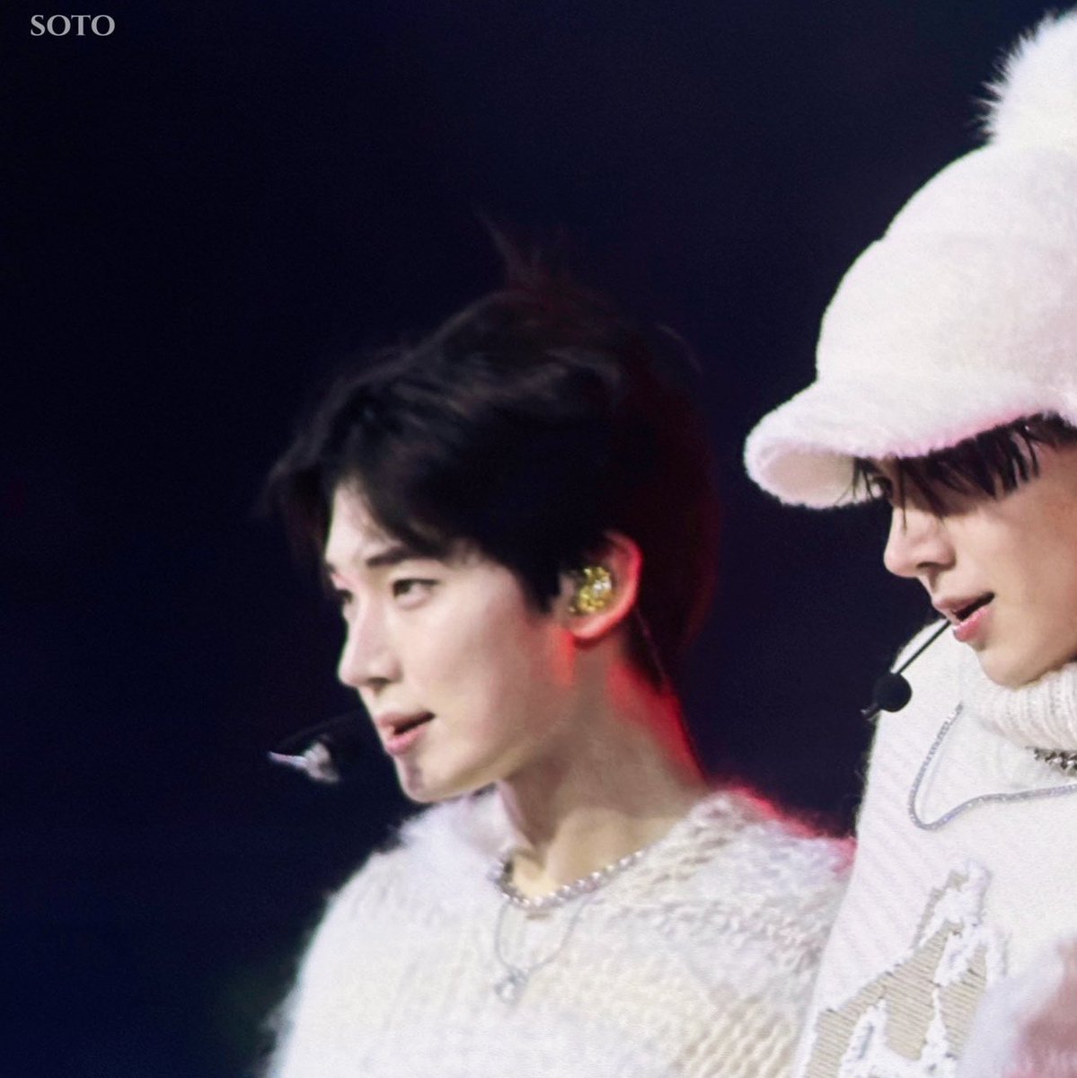 softlysunoo's tweet image. look at sunoo&apos;s insane face card omg 🫣