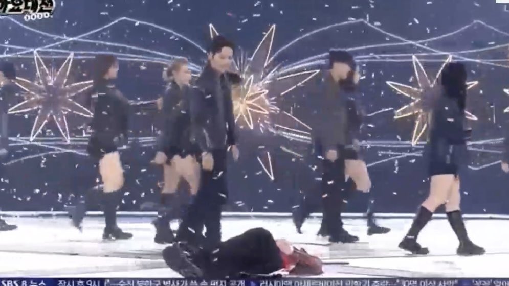 unomusick's tweet photo. HELPPP GD was still laying down on stage when other idols came out for closing the show— he left a little later when it became too crowded HAHAHAH
#GDRAGONxSBSGAYODAEJEON #지드래곤 #GDRAGON @IBGDRGN https://t.co/zaFX3MWkr3