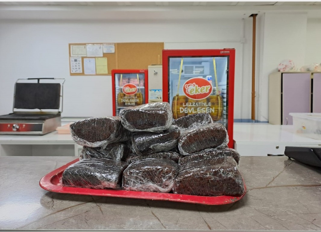 SMGunencAL's tweet photo. Okulumuz kantininde bir gün ev yapımı  anne kek/börek günü etkinliği kapsamında  yapılan kekler,öğrenciler tarafından ilgi gördü. https://t.co/Mx8PPFAhU5