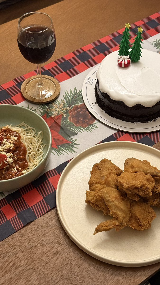 sevypiet's tweet photo. When I think of Christmas, I think of fried chicken and spaghetti, sometimes with lumpia on the side—but that's for another year. 🎄 https://t.co/I102RfEcw6